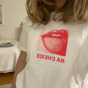 Hov1 merch limited edition - Lånade bilder! Säljer min hov1 ma cherie t-short då jag inte längre är ett fan, designen är skitsnygg! Köpte för 300kr