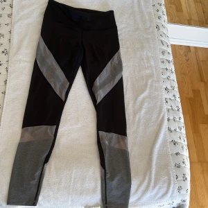 Träningstights HM - Helt oanvända träningstights från HM med see throughdetaljer (med lätt ”glitterkänsla”) på benen. Strlk S. 