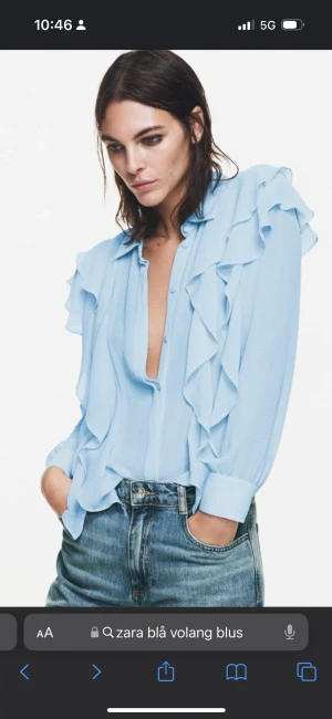 Zara blus - En helt slutsåld trendig blus från Zara. Den är genomskinlig och sitter jätte fint. Storleken är L men sitter som S fick beställa om den för att storleken var så liten. Blusen år även från deras limited edition kollektion🩷