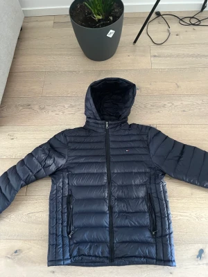 Tommy Hilfiger Jacka - Tommy Hilfiger jacka Litet hål på ryggen Kond:5/10