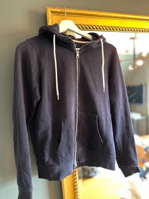 Huvtröja gant  - Marinblå huvtröja från gant i storlek S.