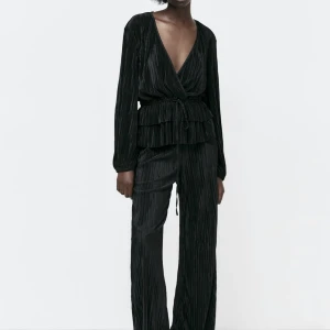 Zara set - Riktigt snyggt set från zara, storlek S. Använt blusen några fåtal gånger men byxorna är aldrig använda (lappen kvar) 