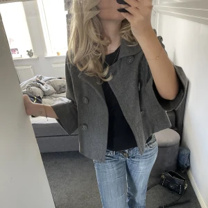Trekvartsjacka - Jätte fin trekvarts ärmad jacka som är perfekt nu till hösten!  Superbra skick. Skriv för fler bilder 💖