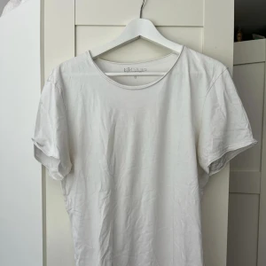 VANLIG VIT TSHIRT - STORRENSNING  Säljer denna T-shirt då den kanske får ett nytt liv hos nån, sen är väldigt tunn i material 