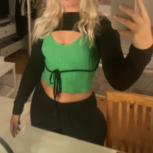 Svart topp öppen rygg - Svart topp med öppen rygg går att ha åt båda hållen. 