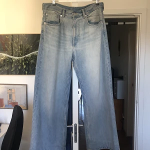 Ljusa baggy jeans - Passformen är riktigt najs och väldigt baggy, modellen säljs inte längre på weekday. Dom är uppsydda på längden så dom passar perfekt om man är runt 180, men det går att återställa lätt. Bra skick utan hål och fläckar, ställ gärna frågor!