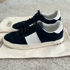 Valentino - Sprillans nya valentino flycrew i färgen blå,köpt från Säljer fina skor på Plick men de var lite för små för mig. Knappt använda, gott skick,ingen skada på mockan och alla bitar sitter kvar. Skicka gärna prisförslag!