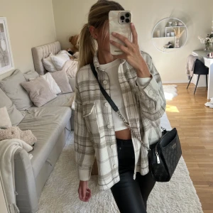 Jacka - Jacka i fint skick🍂höst/vår  📌 storlek xs, passar xs/s (något oversize i modellen) 