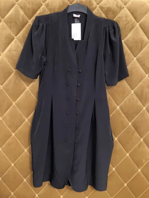 Klänning från H&M - Svart klänning från H&M. Midi, den går ner till ovan knäna. 40-tals inspirerad. Aldrig använda, prislapp sitter kvar. Strl 36. Köparen står för frakt 