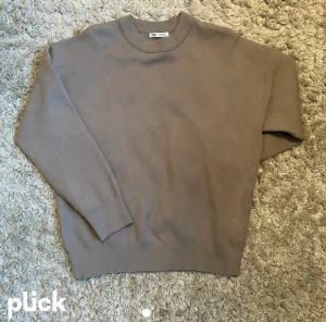 Stickad tröja från Zara - Stickad tröja från Zaras förra sortiment. Endast använd en gång. Kika gärna in mina andra annonser också!