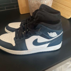 Jordan 1 Armory navy  - Säljer Jordan 1 åt min kompis som inte är använda på 1+ år. Inte tvättade noggrant. Ingen låda ingår då den kastas. 