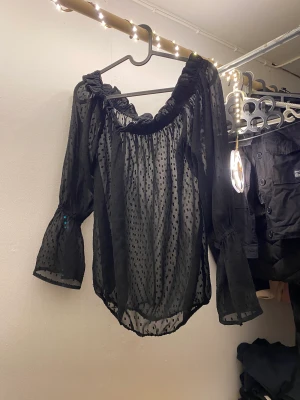 Blus - Svart genomskinlig blus ifrån NA-KD i storleken S. Knappt använd och är i väldigt bra skick!