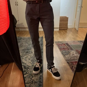 Dondup kostymbyxor  - Säljer dessa eleganta gråa ullbyxor från Dondup i storlek 30. Byxorna är i bra skick och perfekta för höst- och vintermånaderna. Gör ett stilmedvetet val och skaffa ett par kvalitetsbyxor till ett bra pris.