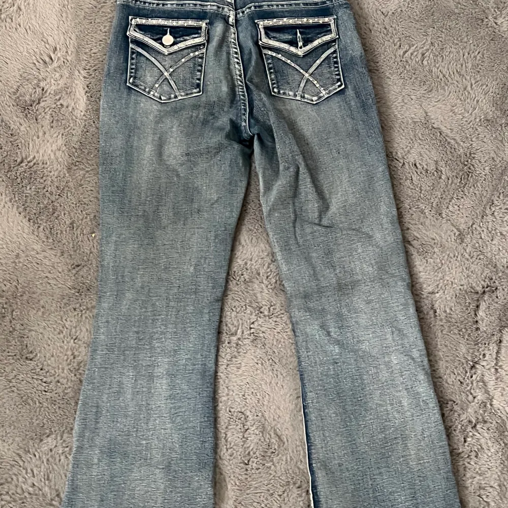 Mid waist jeans från shein, därmed priset. Super fina och sköna.. Jeans & Byxor.