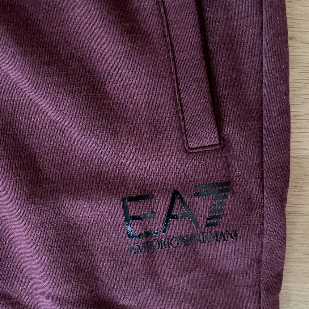 EA7 vinröda mjukisbyxor som är en del av en dress.  Jättebekväma och fina. De är i storlek S  Koftan finns även om man är intresserad. Jeans & Byxor.