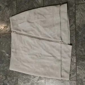 Säljer denna fina gråa kjol från hm då den inte kommer till användning💕