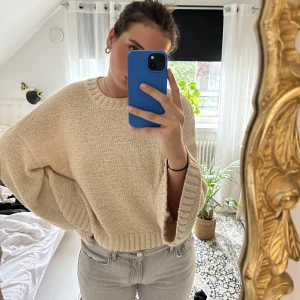 Virkad tröja från Hm - Snygg och chill tröja från Hm. Snygg detalj att den är kortare i ryggen 😍 Annars väldigt najs med dom långa och vida ärmarna. Knappt använd!!