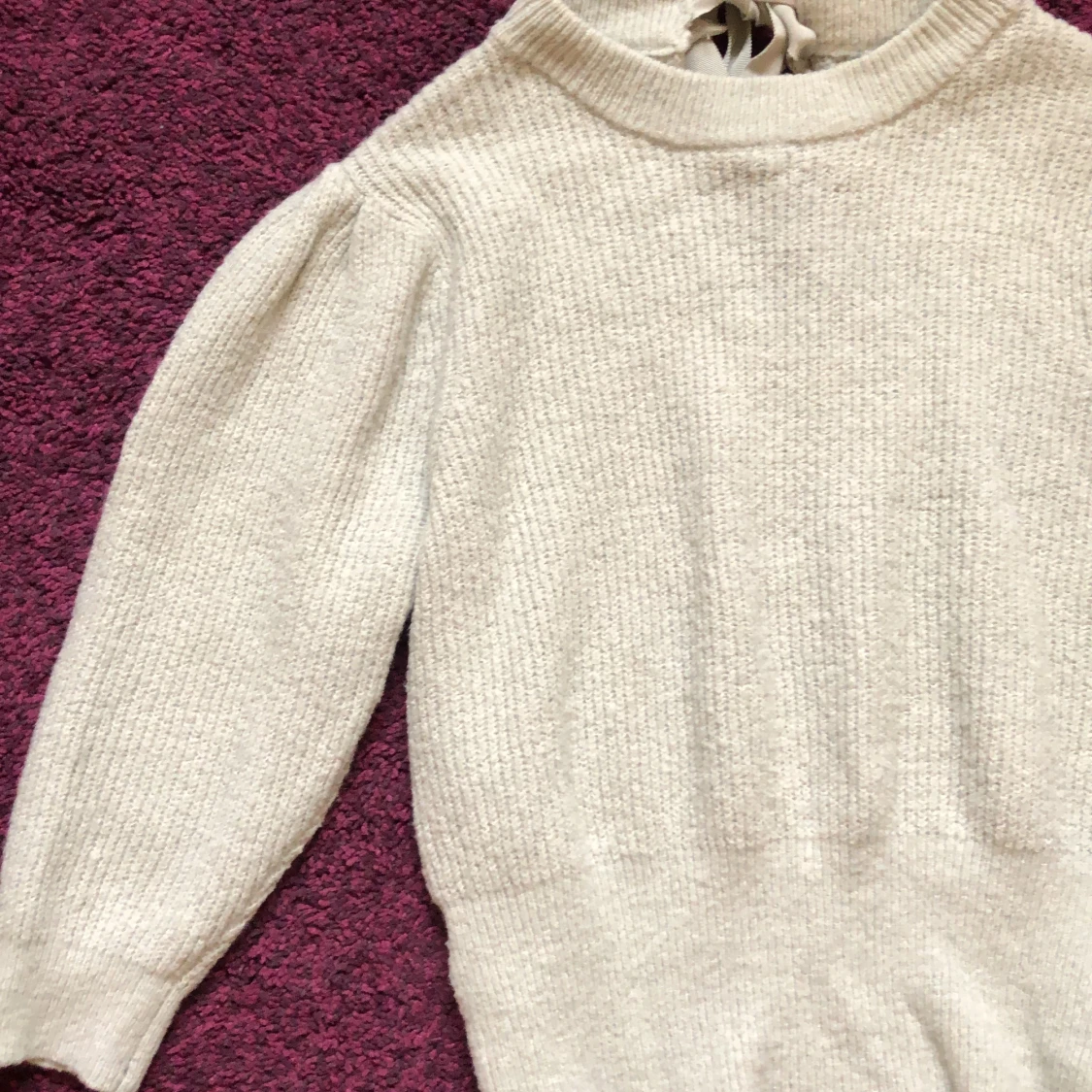 Stickad tröja med öppning - 49