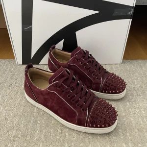 Christian Louboutin skor - Säljer ett par Christian Louboutins i en sällsynt färg! Dom är i väldigt bra skick! Alla nitar är kvar! Storlek 41 men sitter lite större!  Hör gärna av dig om du har frågor!