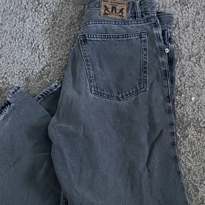 Baggy jeans  - Skit snygga jeans dem ser använda ut sorry men det är som det är 
