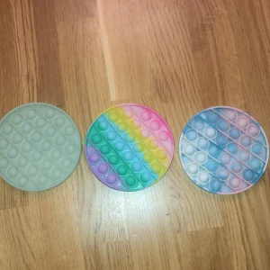 Popits/ fidget toys  - Säljer 3 fidget toys som jag fick för ganska länge sen 😭(den gröna lyser I mörkret om man lägger den vid en lampa i några sekunder) 