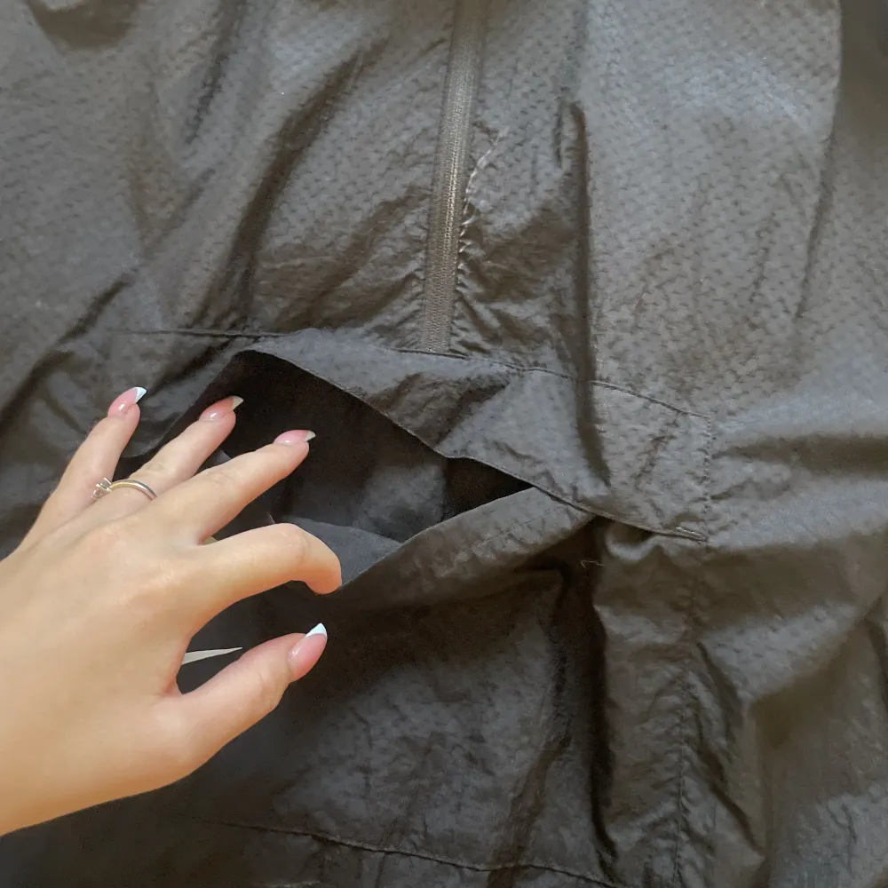 Använd en eller två gånger, inga difekter, är i materialet av en vind jacka . Jackor.