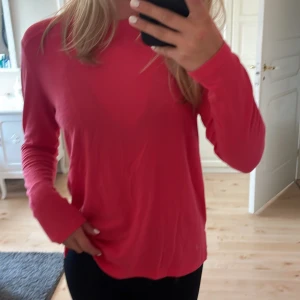 Långarmad tröja - Super mjuk långarmad tröja i mörk rosa! Använd fåtal gånger💞