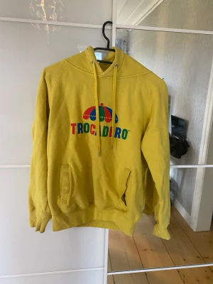 Troccadera hoddie - Fint skick och inte så använd så inga fel med den, köpte den 2021 i storleken XS. 650kr ny
