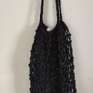 TYGPÅSAR - Hållbara & fina tygpåsar från Vero Moda. Mycket bra kvalitet och sparsamt använda. Båda för 90 eller en för 50:- Ursprungspris 100:-/st. Billigare vid snabb affär!