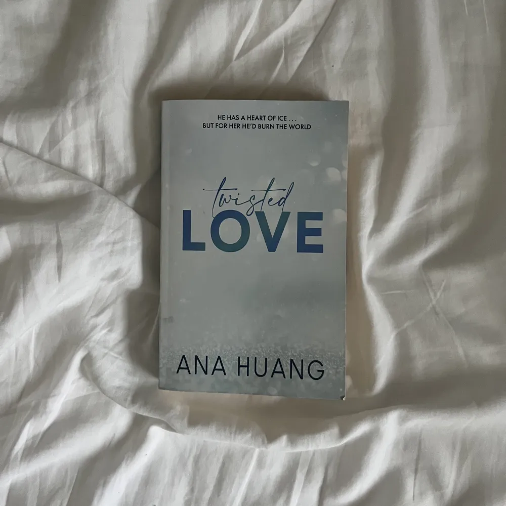 Twisted love av Ana Huang på engelska. Ryggen är lite ”rynkig” och den har ngn liten rosa fläck på de sista sidorna! Paperback.. Övrigt.