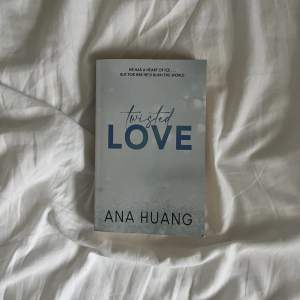Twisted love av Ana Huang på engelska. Ryggen är lite ”rynkig” och den har ngn liten rosa fläck på de sista sidorna! Paperback.