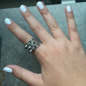 Edbladring - Säljer min edbladring då jag inte använder den längre💞 är i bra skick och i strl 16,8🥰❤️‍🔥 tryck inte på köp nu då jag haft problem med denna funktion 💗 skriv privat för frågor eller fler bilder❤️