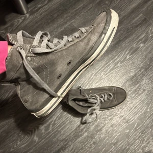 Skor  - Skor som jag aldrig använder, snygga till en bra outfit! 