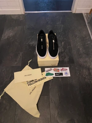 Arigato - Clean 90 Zip Sneaker Axel Arigato  Storlek: 43 Cond: 10/10 (brand new) Pris: 1999kr