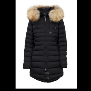 Vinterjacka cedrico - Vinterjacka från cedrico, använd i 2 vintrar. Storlek xs/s. Säljes för 3000kr, priset kan diskuteras vid snabb affär. 