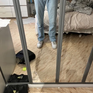 Levis 501 - Säljer mina ljusblåa 501, storleken är en storlek för stor i midjan så de kan upplevas vidare än vad de är om du har stlrk 33/34 då jag egentligen har 32/34.