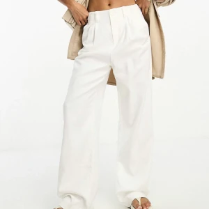 Linnebyxor - Vita petite linnebyxor från Stradivarius, storlek 32. Aldrig använda, endast testade💘