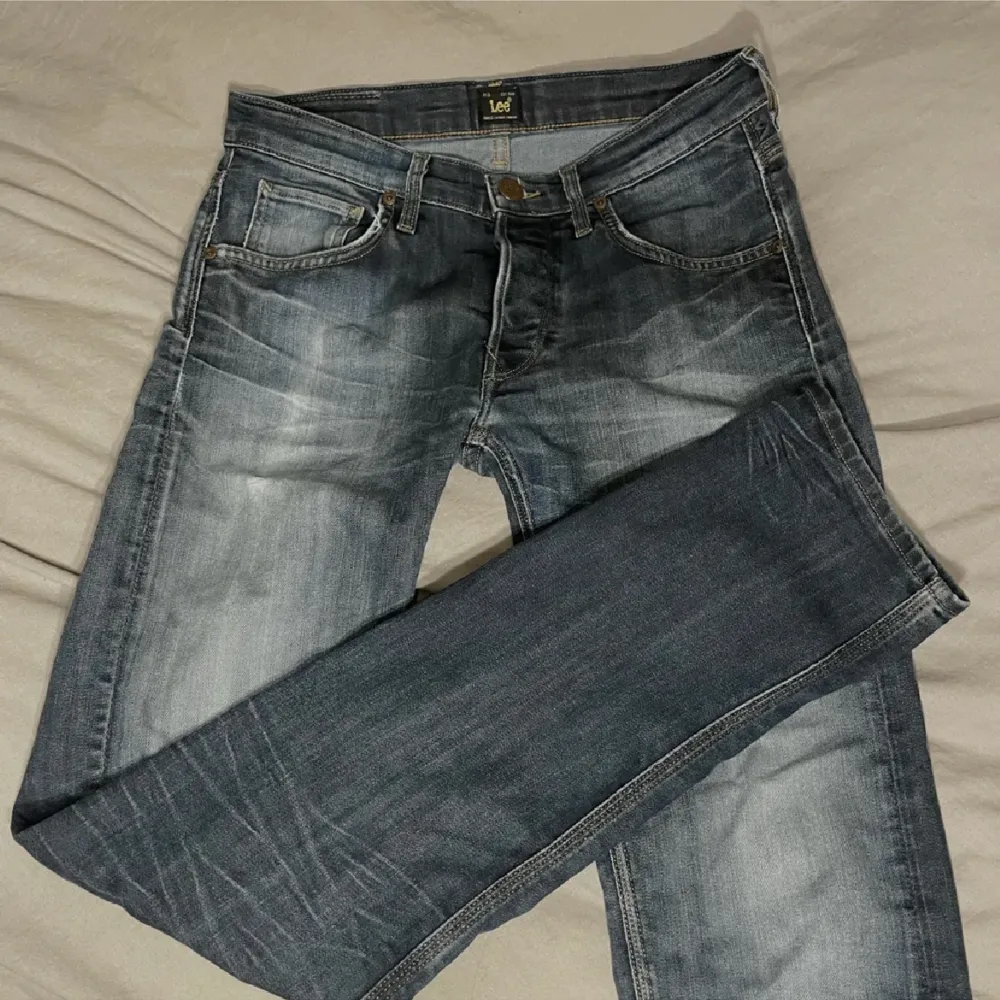 Skirsnygga lågmidjade jeans från 2000 talet, jeansen är försmå för mig så det är derför jag säljer det💗. Jeans & Byxor.
