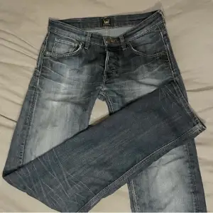 Skirsnygga lågmidjade jeans från 2000 talet, jeansen är försmå för mig så det är derför jag säljer det💗