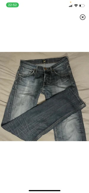 Lågmeidjade jeans Lee - Skirsnygga lågmidjade jeans från 2000 talet, jeansen är försmå för mig så det är derför jag säljer det💗
