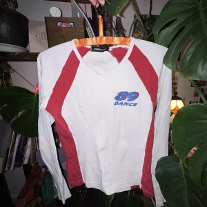 Häftig racer tröja  - Typ det coolaste jag äger, en racer tröja, köpt på tidigt 2000-tal. Från Only, men lite glitter i texten :)