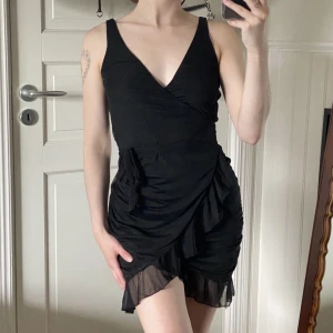 Svart klänning  - Svart klänning från tiger mist i storlek xs. Aldrig använd så i nyskick. Säljer för 220 kr 💖