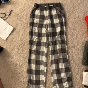 Pyjamasbyxor 133-140  - Bra skick. 