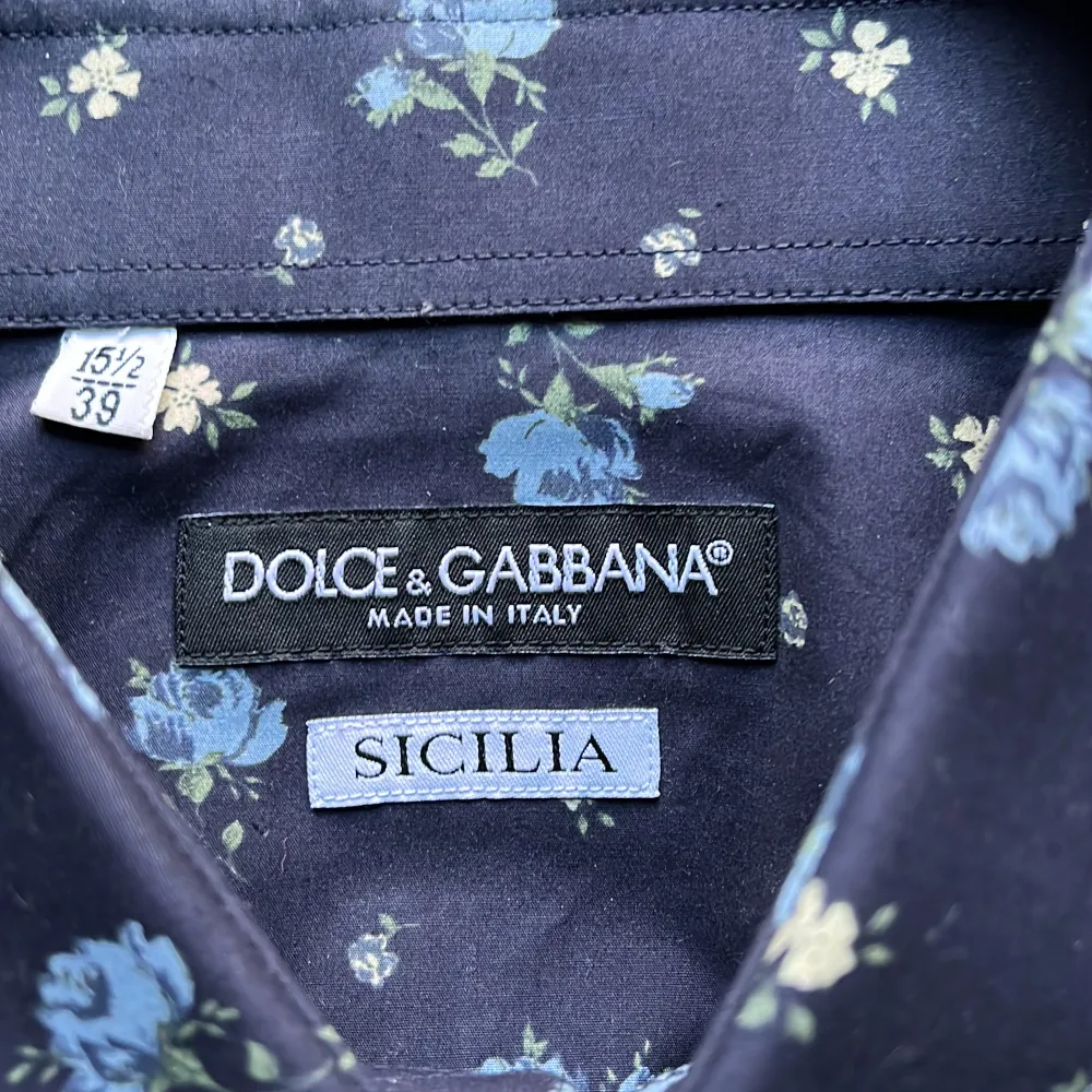 Säljer en exklusiv skjorta från Dolce&Gabbana, cond 10/10 endast testad. Nypris ligger strax över 10 000. Kontakta via DM kring fler frågor eller bilder🙌. Skjortor.