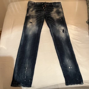 Dsquared2 jeans  - Dsquared i väldigt bra skick köpta för något år sen. Nypris på dessa är 6500kr. Fler bilder kan självklart lösas. Bara seriösa köpare 