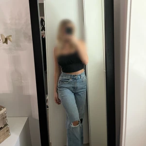 Jeans från Gina tricot  - Så fina jeans från Gina tricot som nästan aldrig kommit till användning förutom första gången jag använde dom då jag spillde och det blev en vit fläck över högra knät. Syns på bilden❤️‍🔥 jag är 163 som referens 