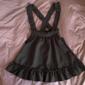 Dear My Love Kjol - Hängselkjol från Dear My Love! Perfekt till jirai kei. Använde ibland för ganska länge sedan, sen dess har jag aldrig använt den. Liten i storleken! Skriv om du har några frågor 💗