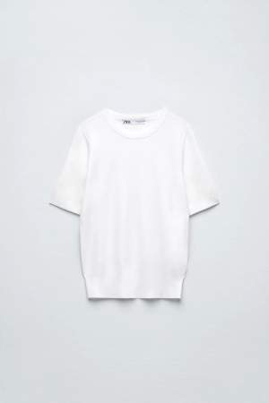 Säljer dena vita stickade t- shirt från zara då den inte kommer till avsändning längre. Använd men inga synliga tecken. 