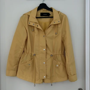 Gul jacka - Gul jacka från Vero Moda, använd en gång, som nyskick! Säljer pga att det inte kommer till användning 