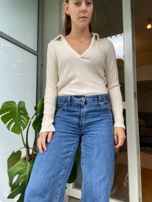 Vit v-neckbody  - En body från zara i storlek L